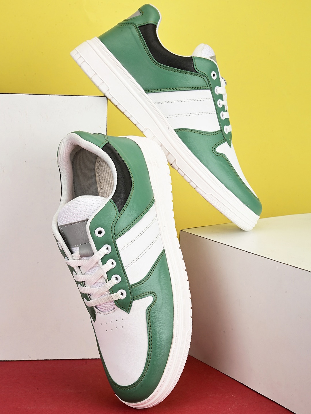 

birgos Men Colourblocked Perforated Sneakers, Green