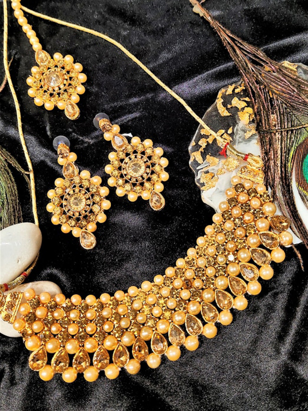 

FEMMIBELLA Gold-Plated Stones-Studded Choker Necklace & Earrings