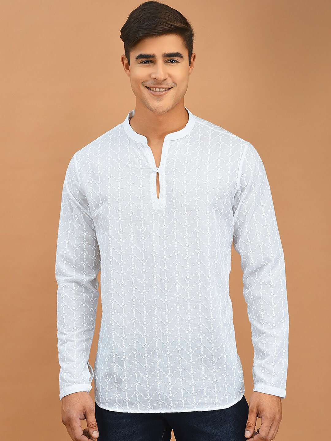

DEYANN Manadrin Collar Ethnic Motifs Embroidered Cotton Short Kurta, White