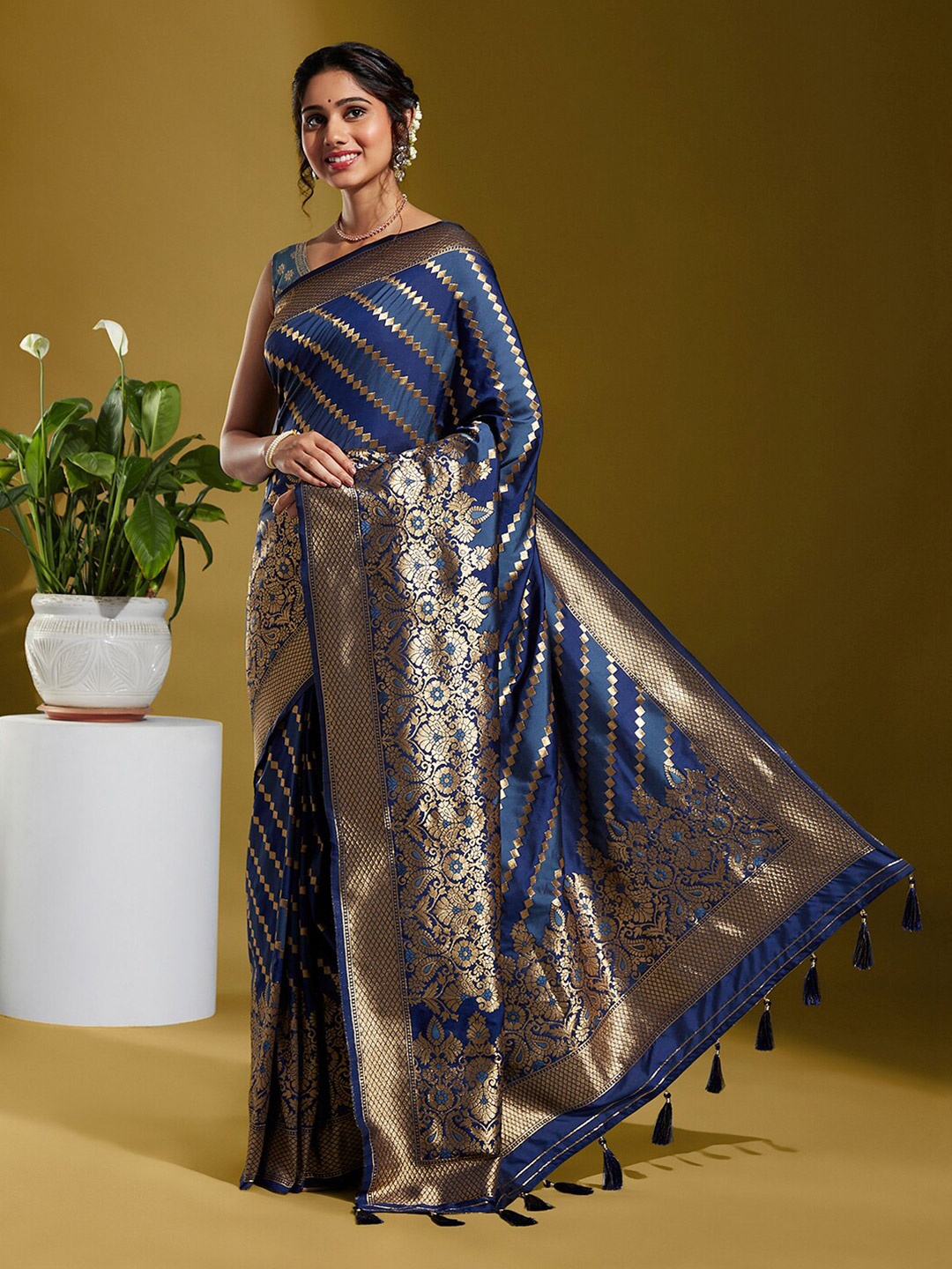 

panchhi Geometric Woven Design Zari Satin Banarasi Saree, Grey