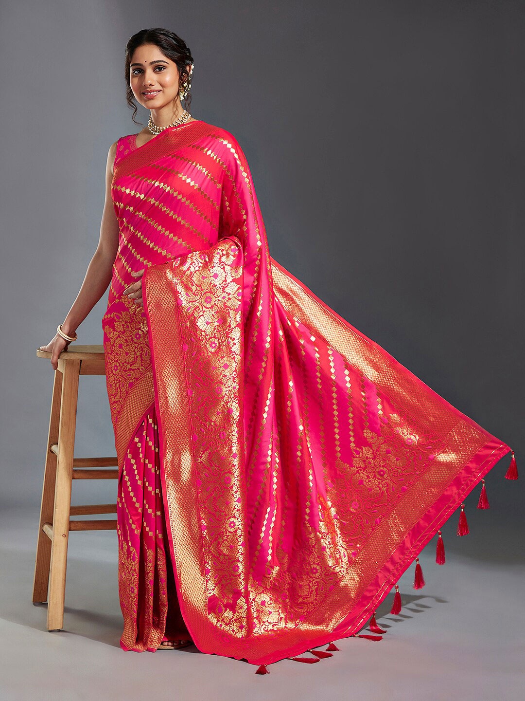 

panchhi Geometric Woven Design Zari Satin Banarasi Saree, Pink