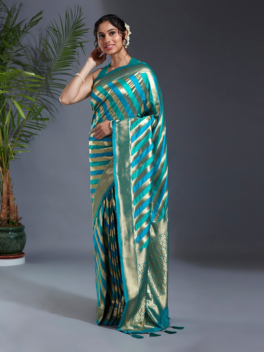 

panchhi Ethnic Woven Design Zari Satin Banarasi Saree, Green