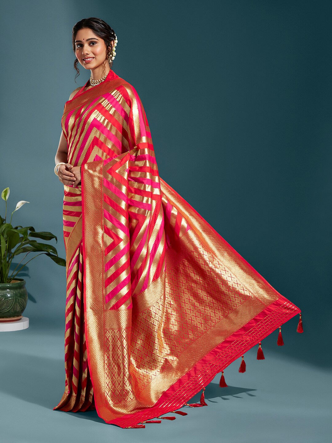 

panchhi Chevron Woven Design Zari Satin Banarasi Saree, Red