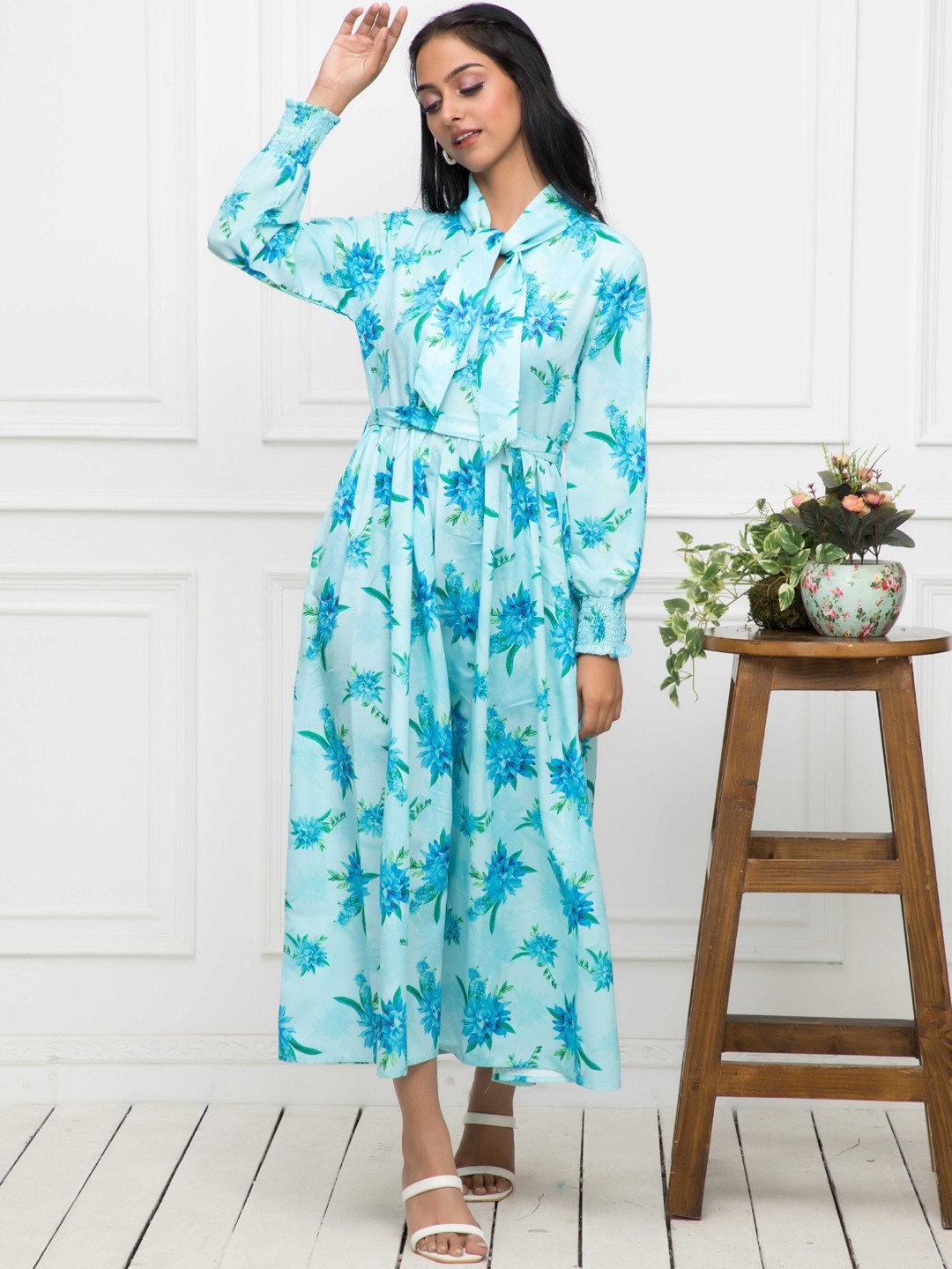 

Myshka Floral Printed Tie-Up Neck A-Line Kurta, Blue