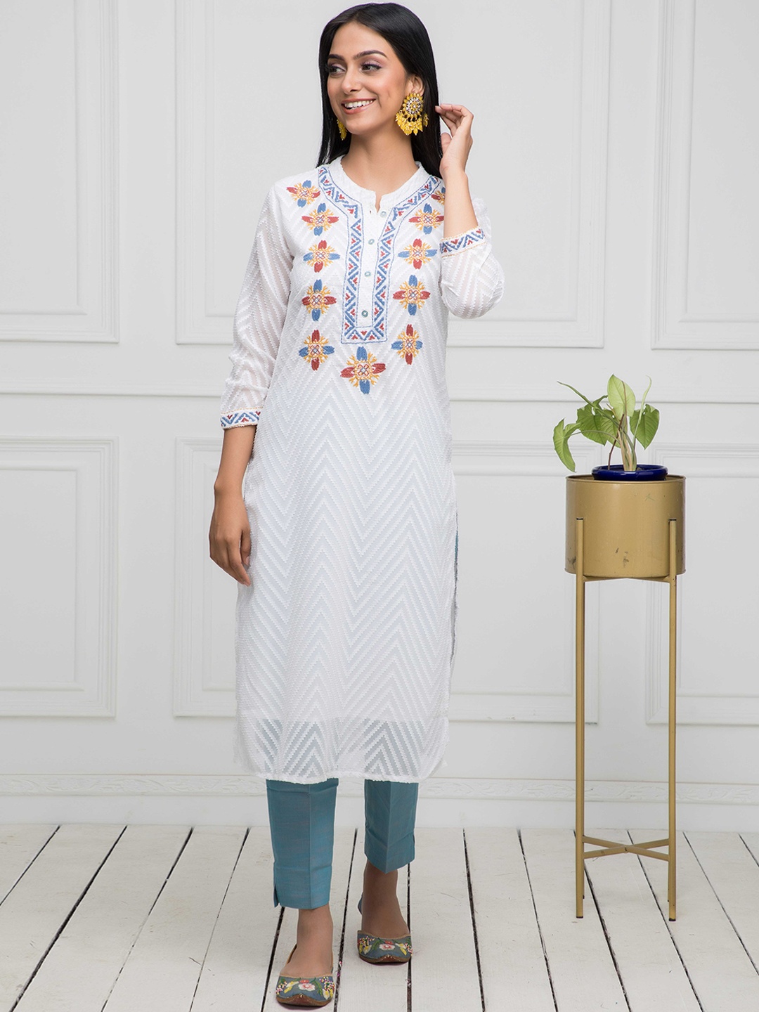 

Myshka Geometric Embroidered Georgette Kurta, White