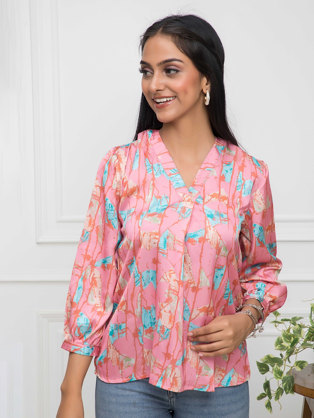 

Myshka Abstract Printed V-Neck Regular Top, Pink