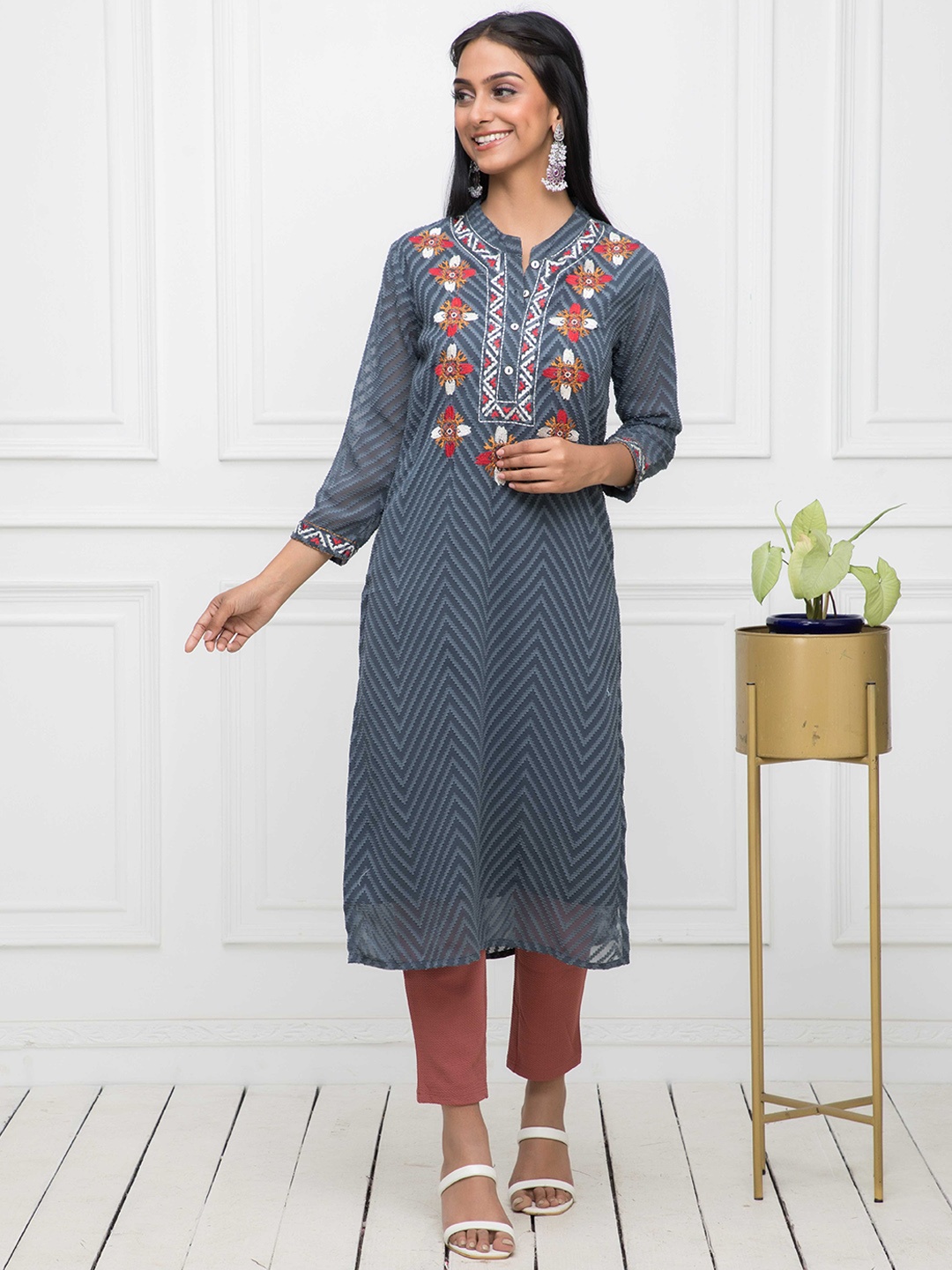 

Myshka Ethnic Woven Design Mandarin Collar Straight Kurta, Grey