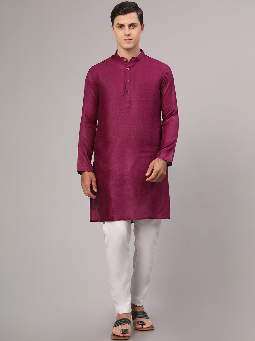 

Murta Trends Band Collar Ethnic Motifs Self Design Straight Kurta with Pyjamas, Maroon