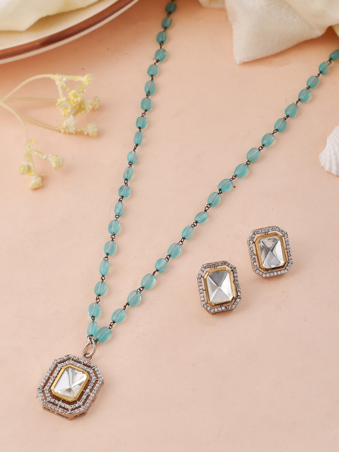 

DASTOOR Gold-Plated Kundan-Studded & Beaded Jewellery Set