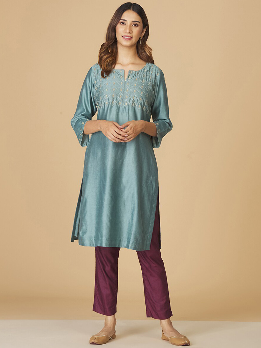 

Fabindia Paisely Yoke Design Notched Neck Thread Work Kurta, Blue
