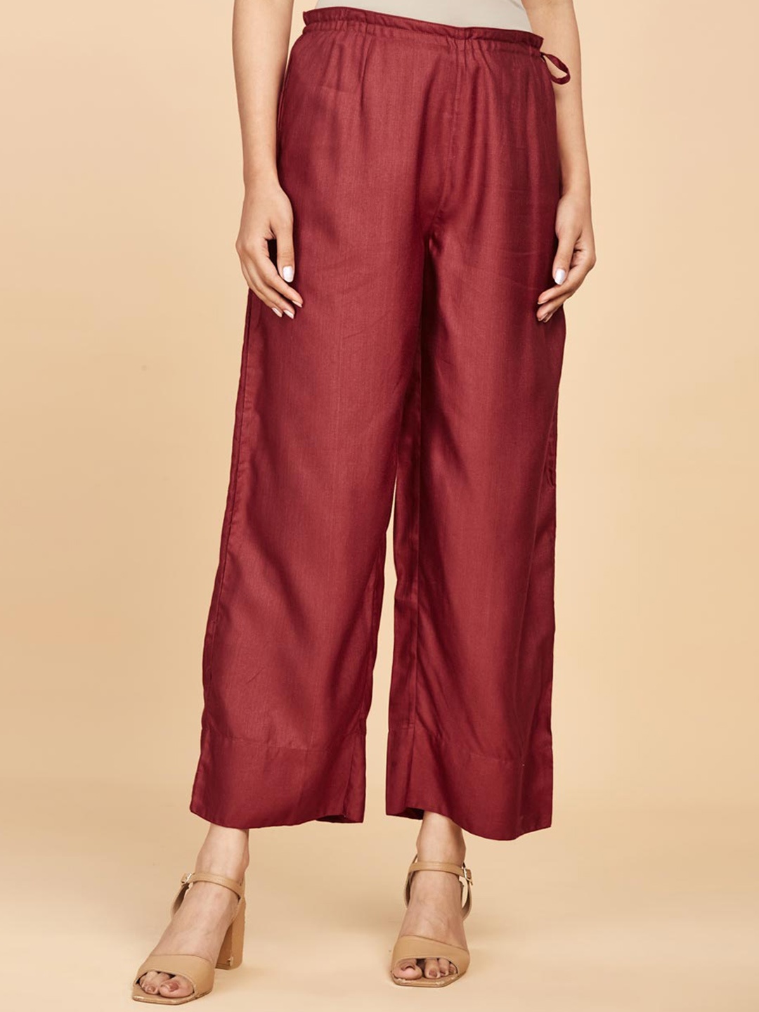 

Fabindia Women Mid Rise Plain Knitted Cropped Trousers, Maroon