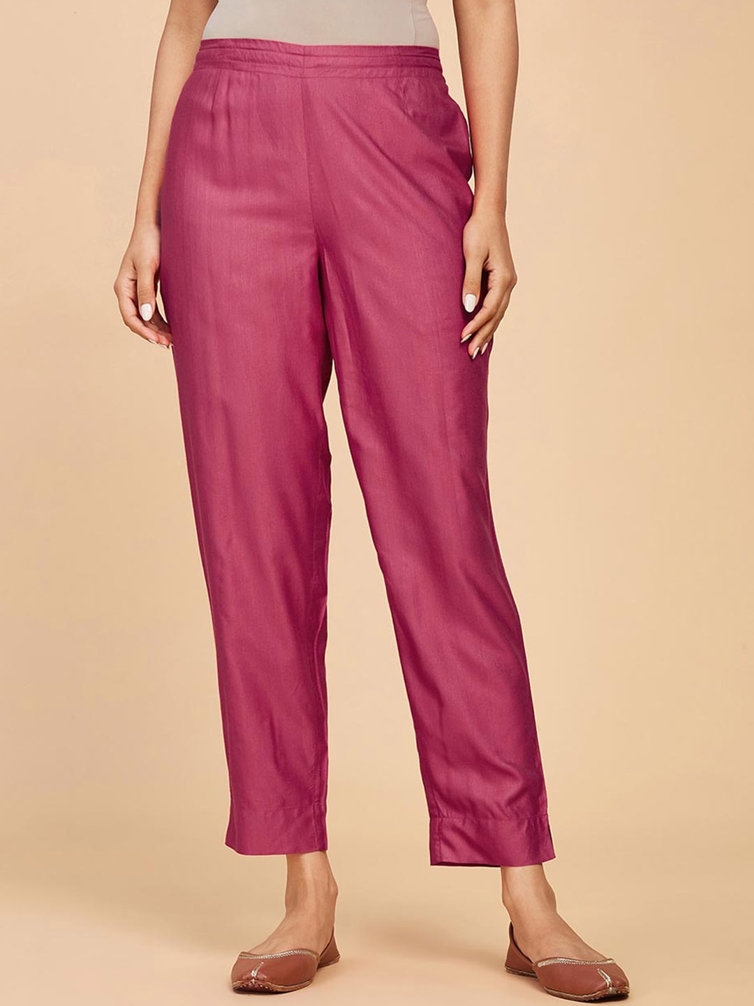 

Fabindia Women Mid Rise Plain Knitted Cropped Trousers, Pink