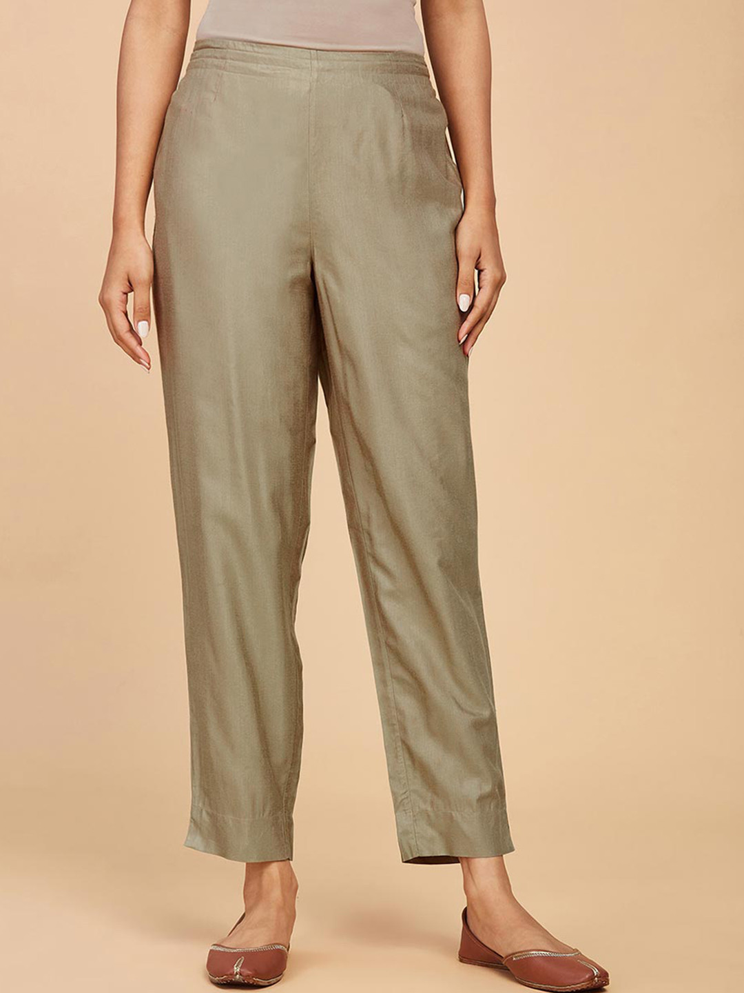

Fabindia Women Mid Rise Plain Knitted Cropped Trousers, Beige