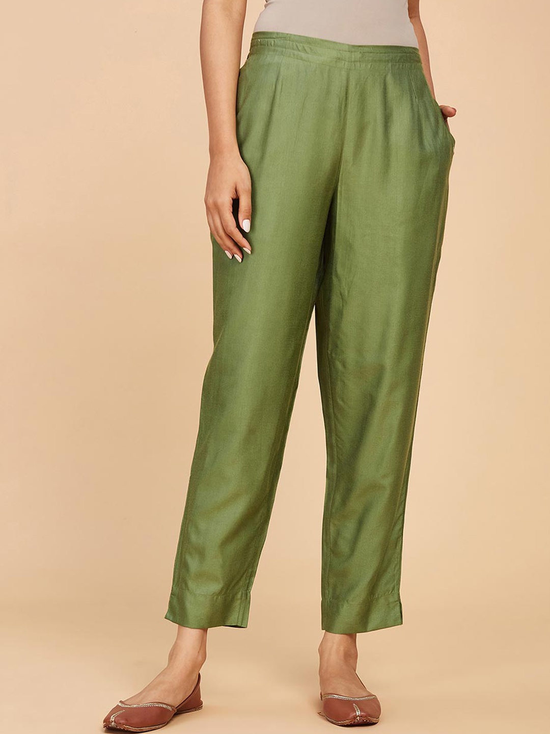 

Fabindia Women Mid Rise Plain Knitted Cropped Trousers, Green
