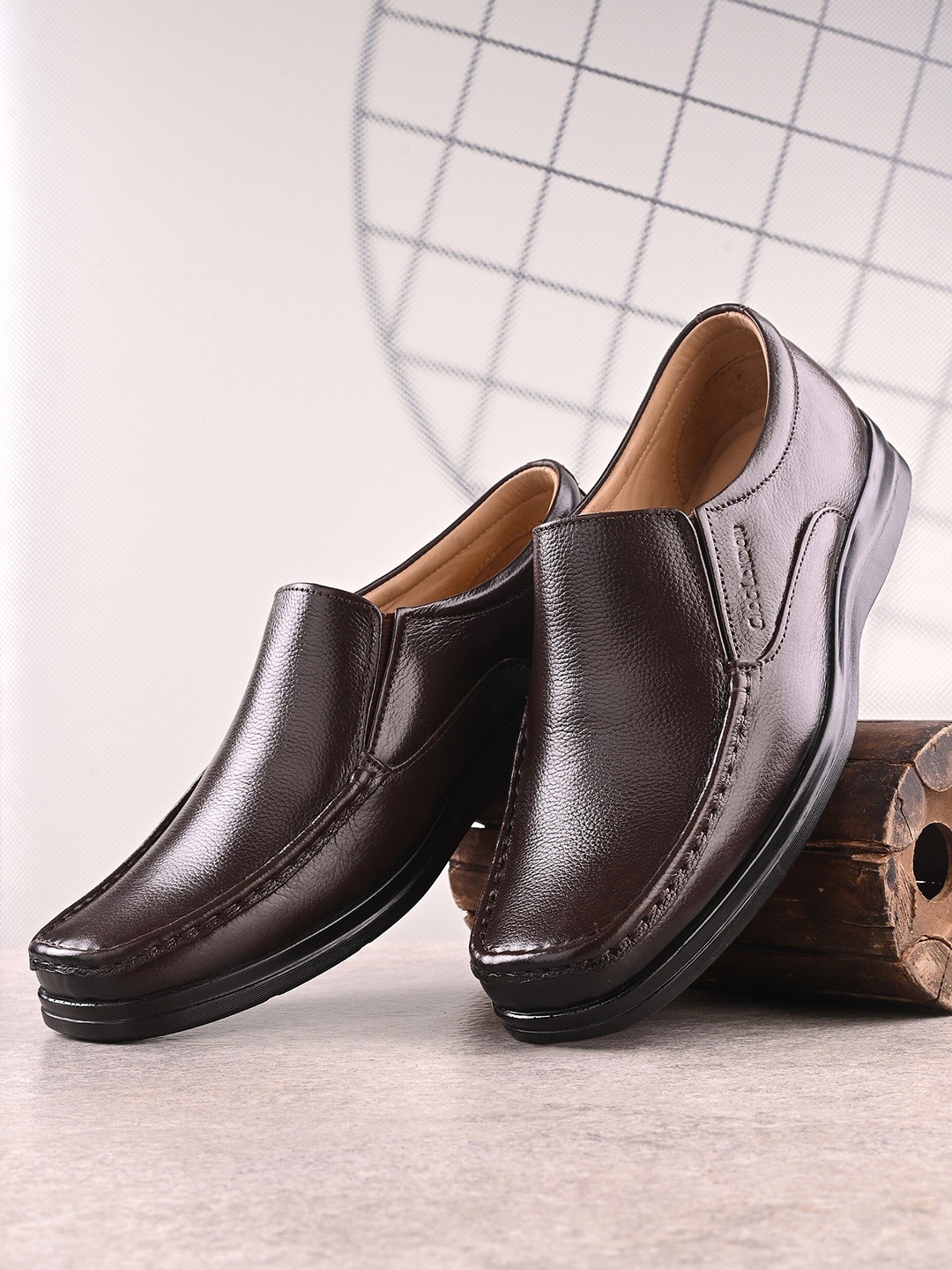 

CLOG LONDON Men Textured Leather Formal Slip-On Shoes, Brown