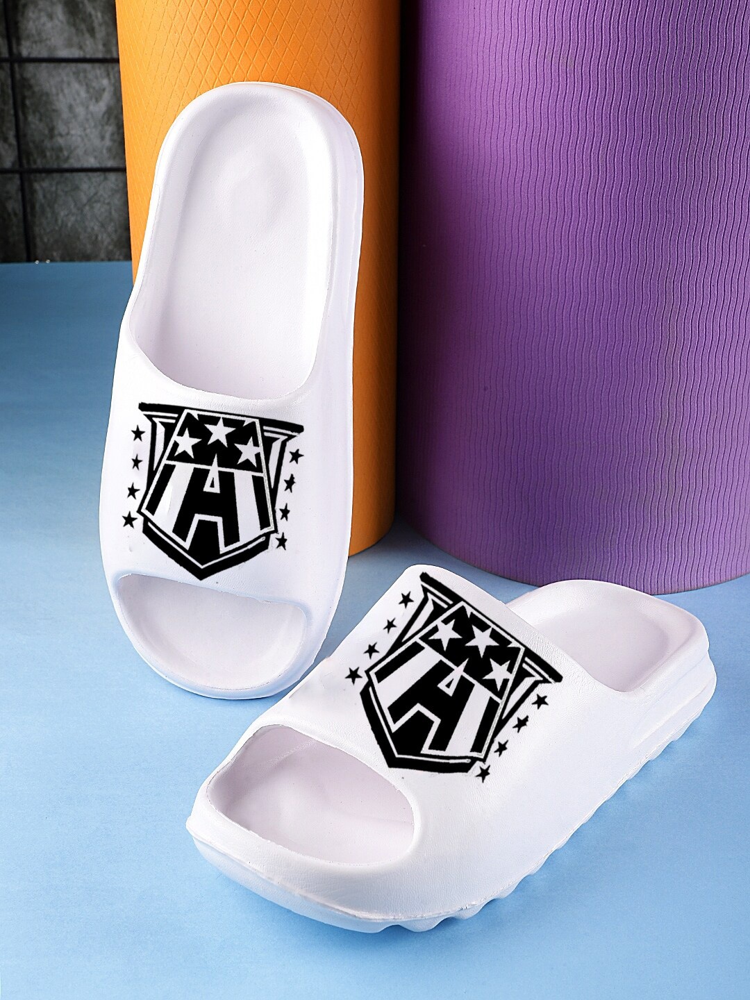 

Pampy Angel Men YEE-Only-A Printed Rubber Sliders, White