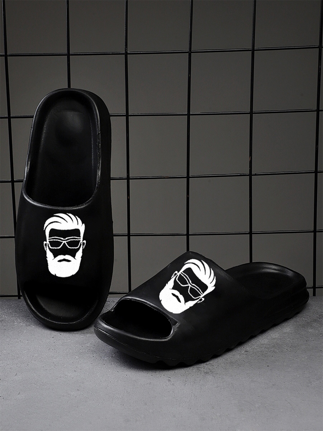 

Pampy Angel Men YEE-Jumbooe Printed Rubber Sliders, Black