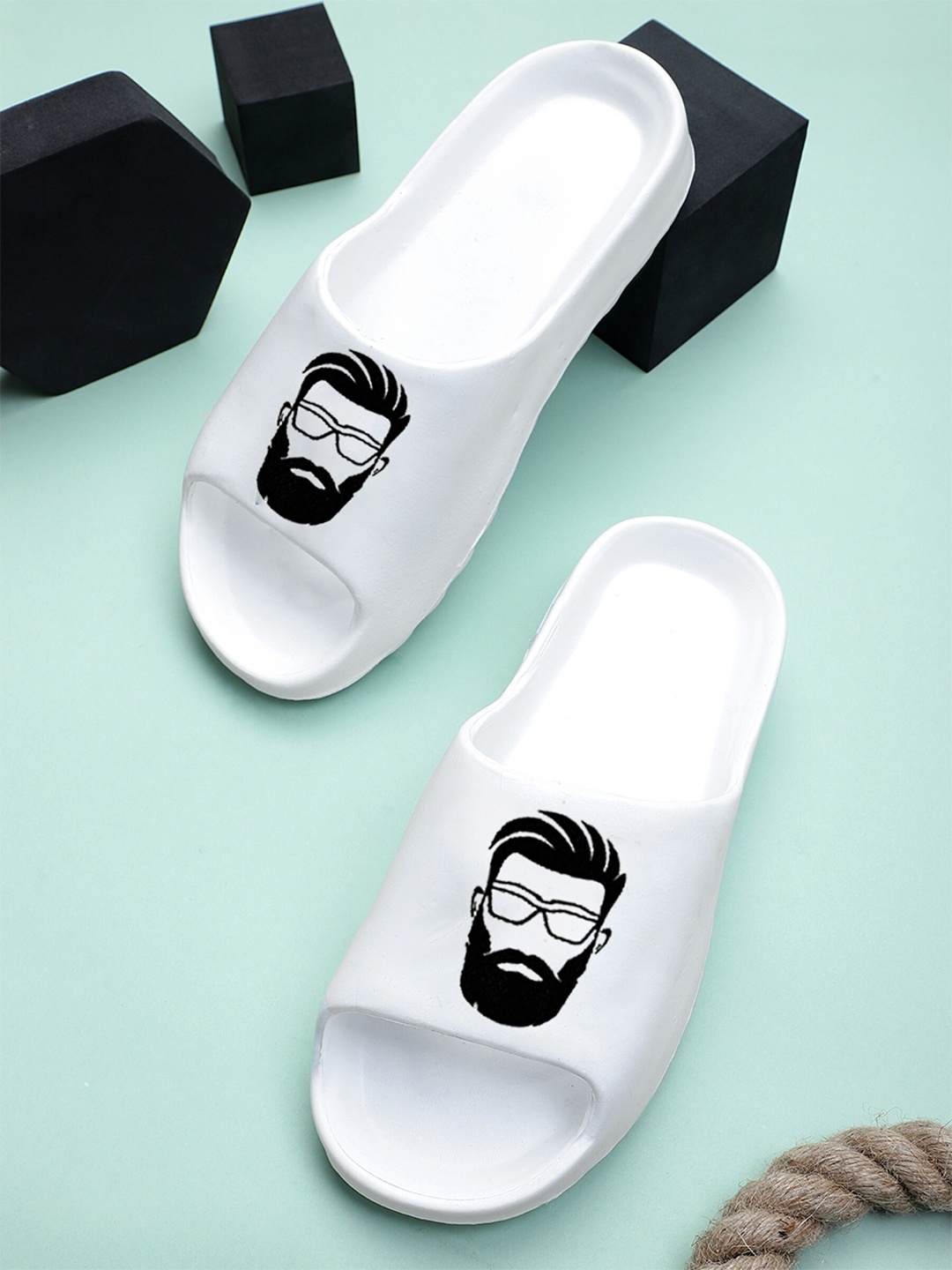 

Pampy Angel Men YEE-Jumbooe Printed Rubber Sliders, White