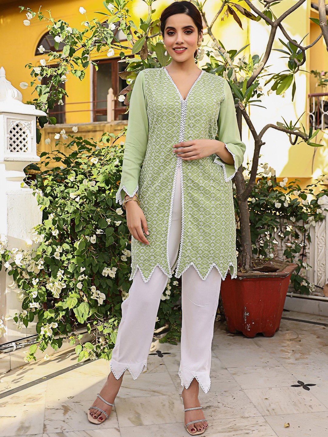 

Thread & Button Ethnic Motifs Embroidered Chikankari Pure Cotton Kurta With Trousers, Green