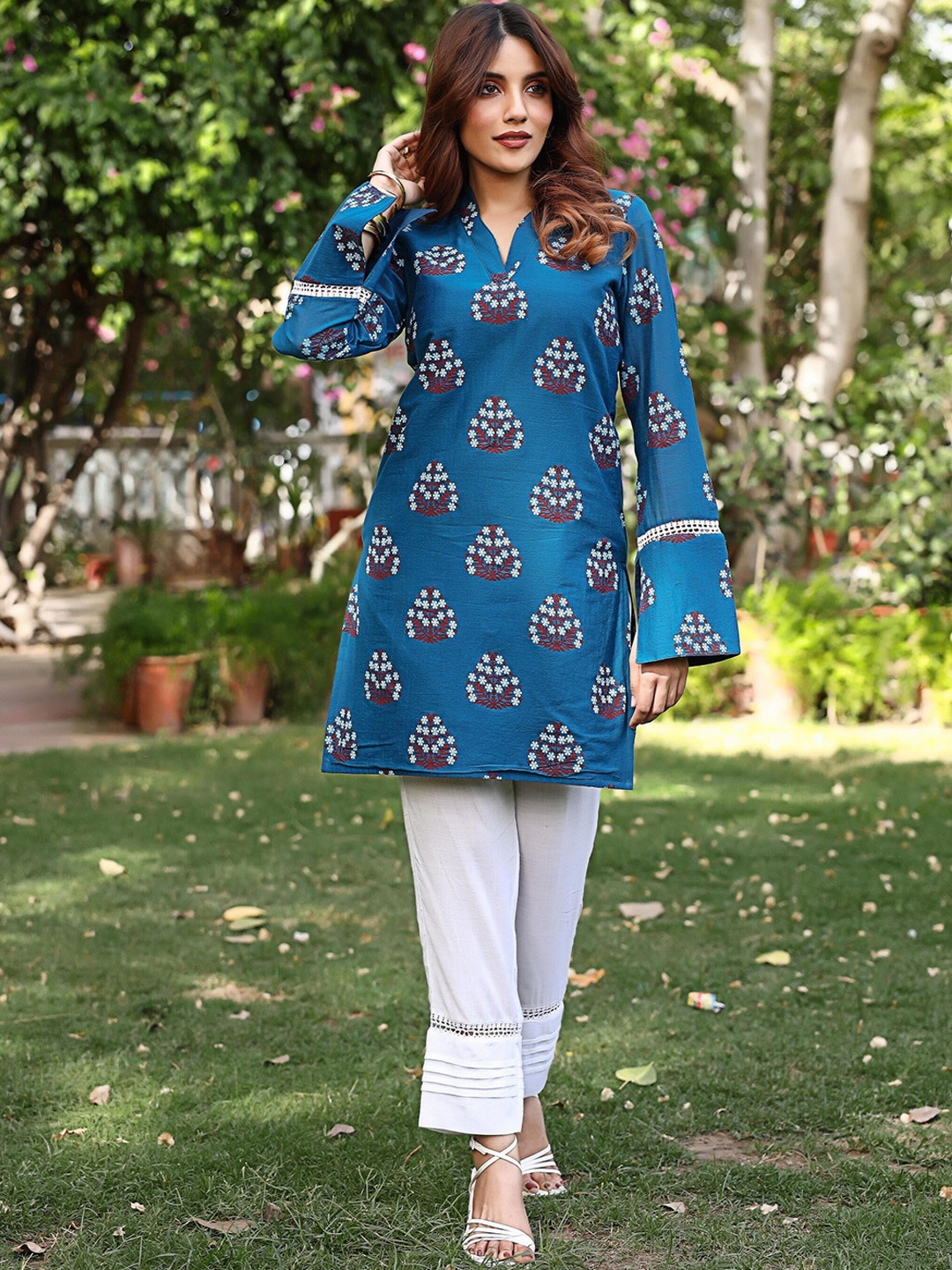 

Thread & Button Ethnic Motifs Printed Pure Cotton Kurta With Trousers, Blue