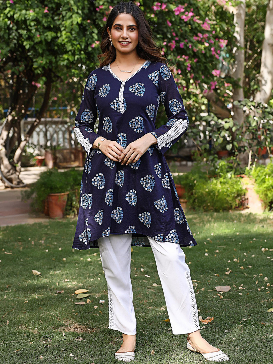 

Thread & Button Ethnic Motifs Printed Regular Pure Cotton Kurta with Palazzos, Blue