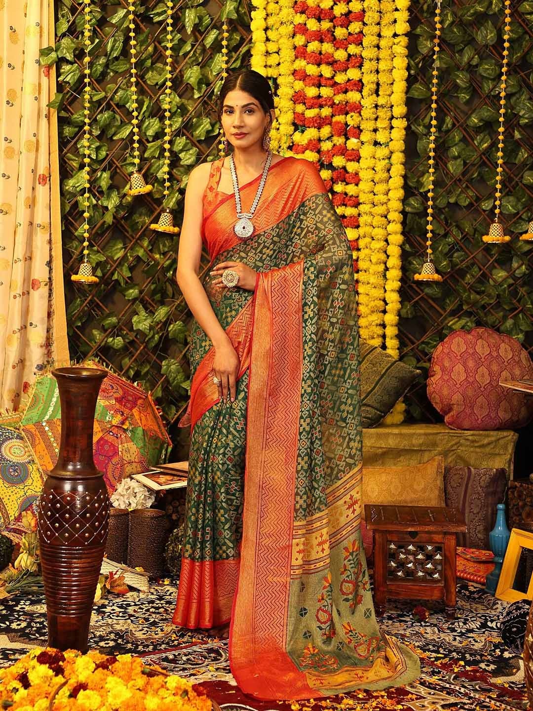 

DIVASTRI Ethnic Motifs Woven Design Zari Brasso Saree, Green