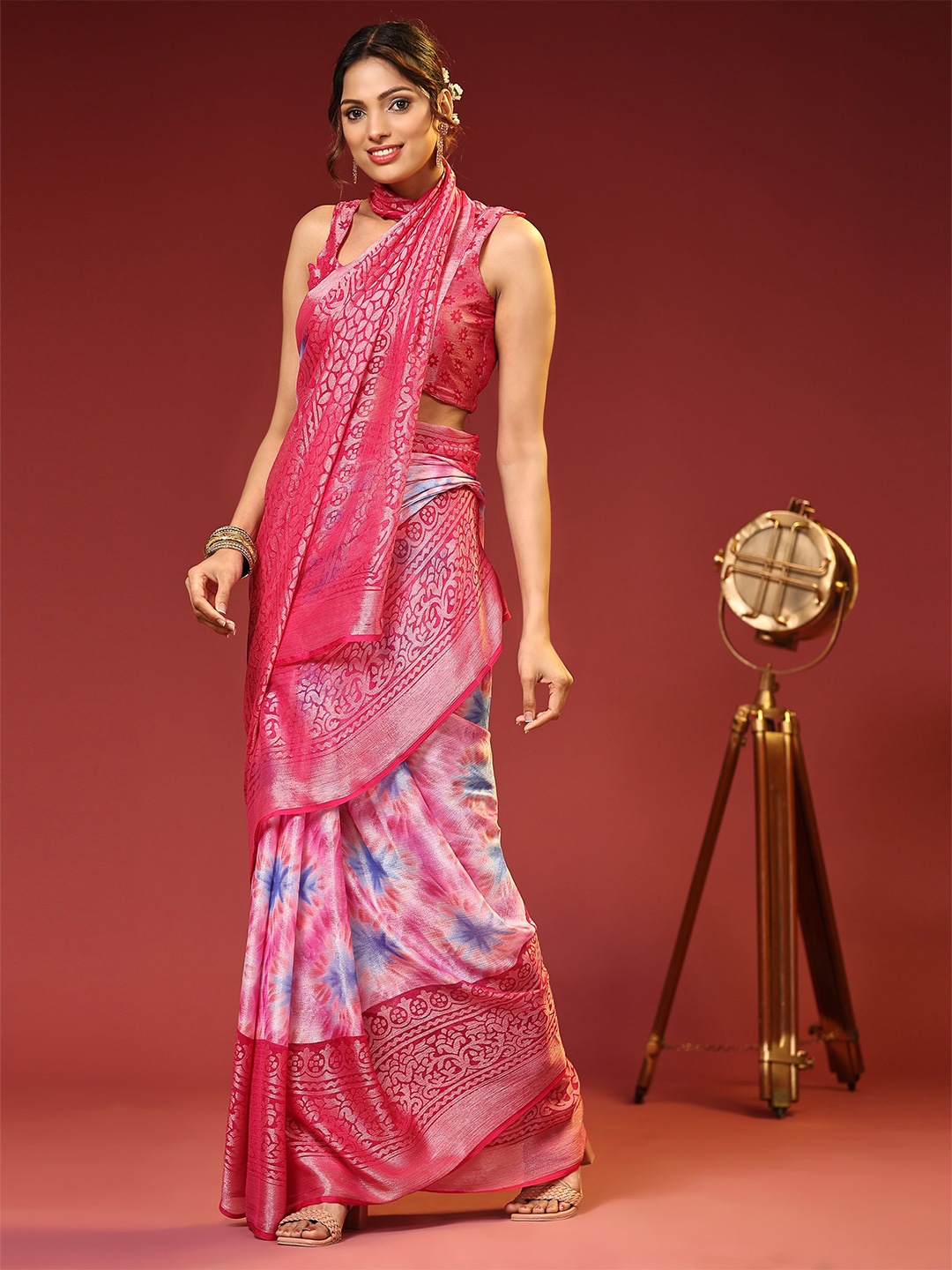 

DIVASTRI Abstract Printed Zari Brasso Saree, Pink