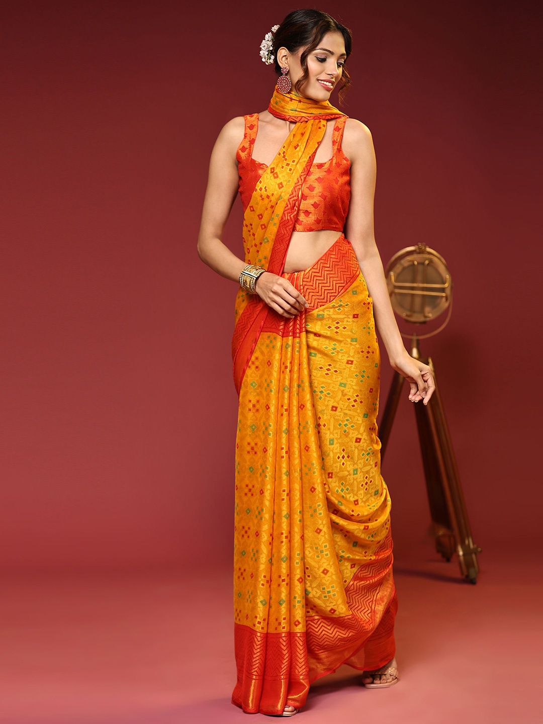 

DIVASTRI Ethnic Motifs Zari Brasso Saree, Yellow