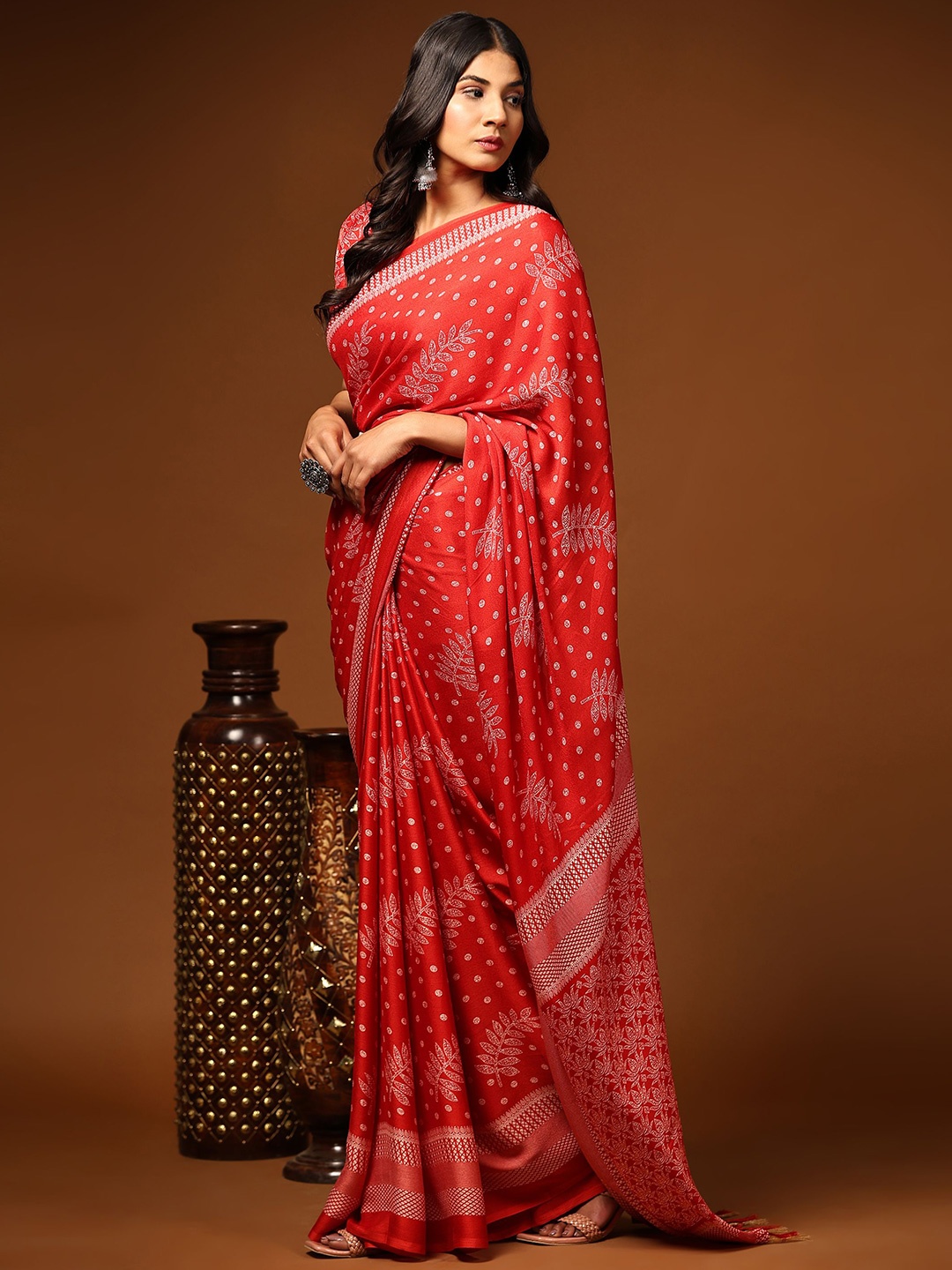 

DIVASTRI Floral Printed Brasso Saree, Red