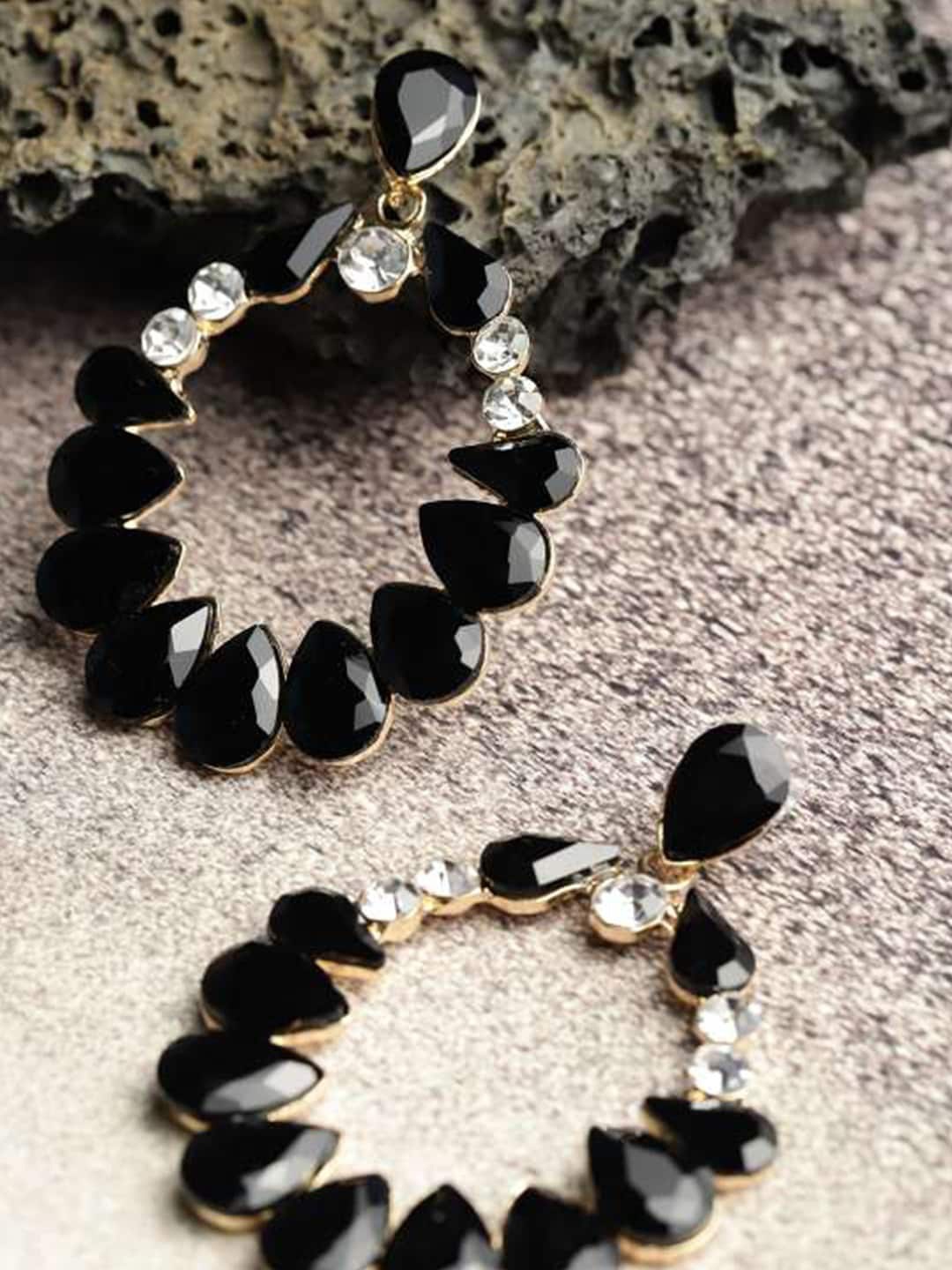 

DressBerry Gold-Plated Contemporary Drop Earrings