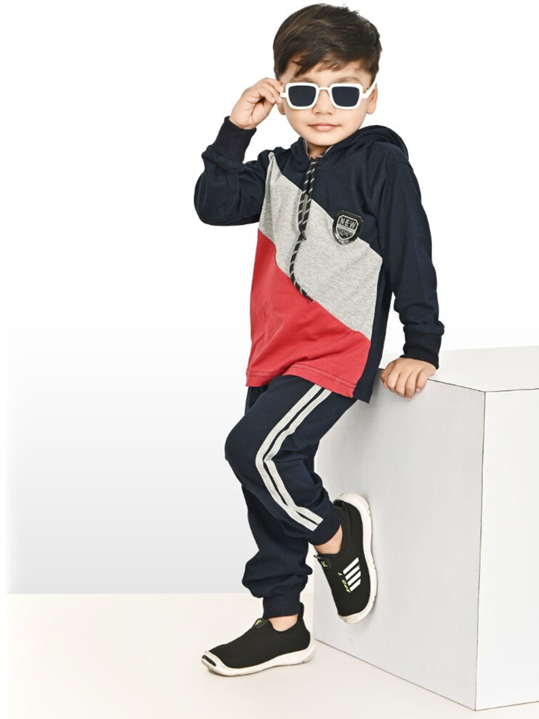 

BAESD Boys Colourblocked Sweatshirt with Trousers, Navy blue