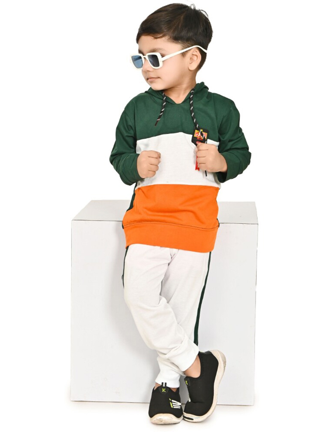 

BAESD Boys Colourblocked T-shirt With Trousers, Green