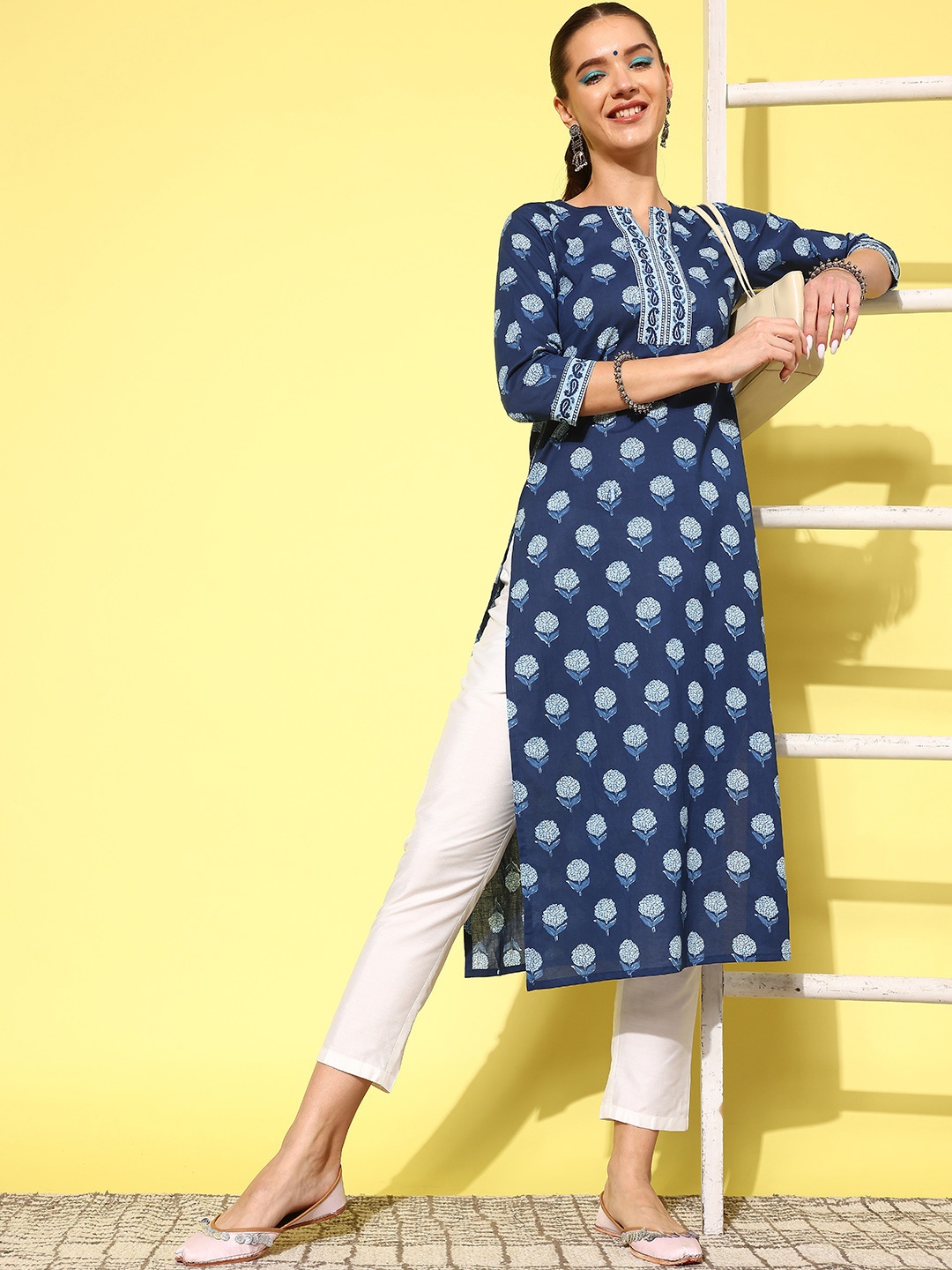 

Nayo Women Floral Printed Floral Kurta, Navy blue