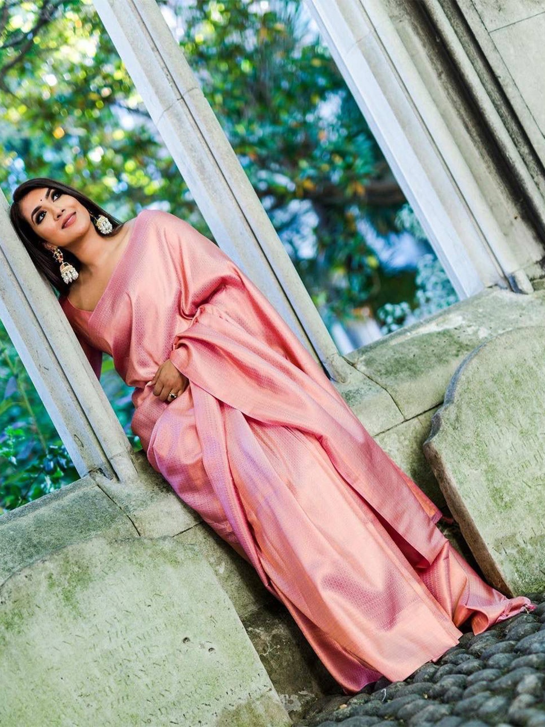 

Naishu Trendz Ethnic Motif Woven Design Zari Pure Silk Kanjeevaram Saree, Pink