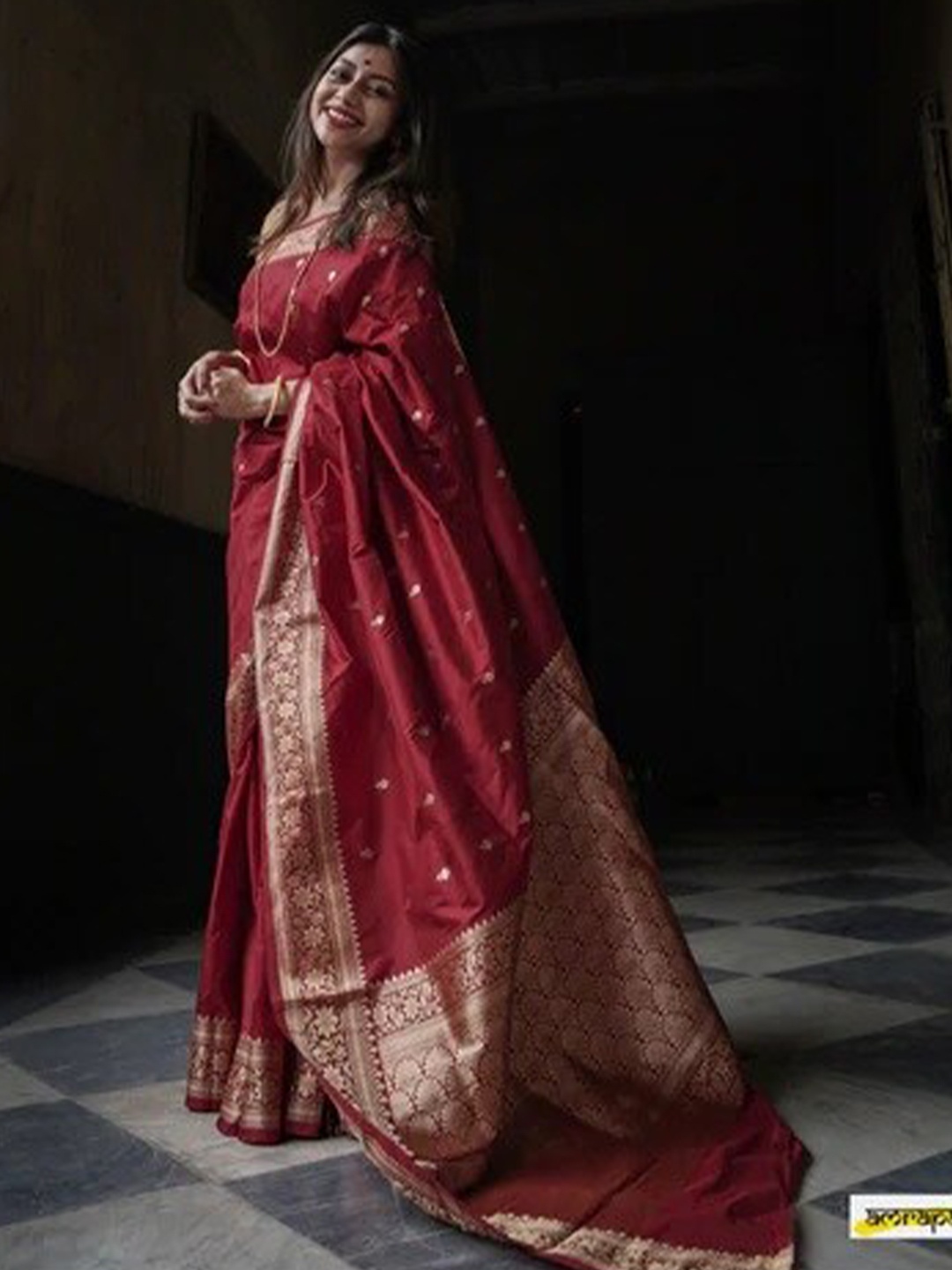 

Naishu Trendz Floral Woven Design Zari Pure Silk Kanjeevaram Saree, Red