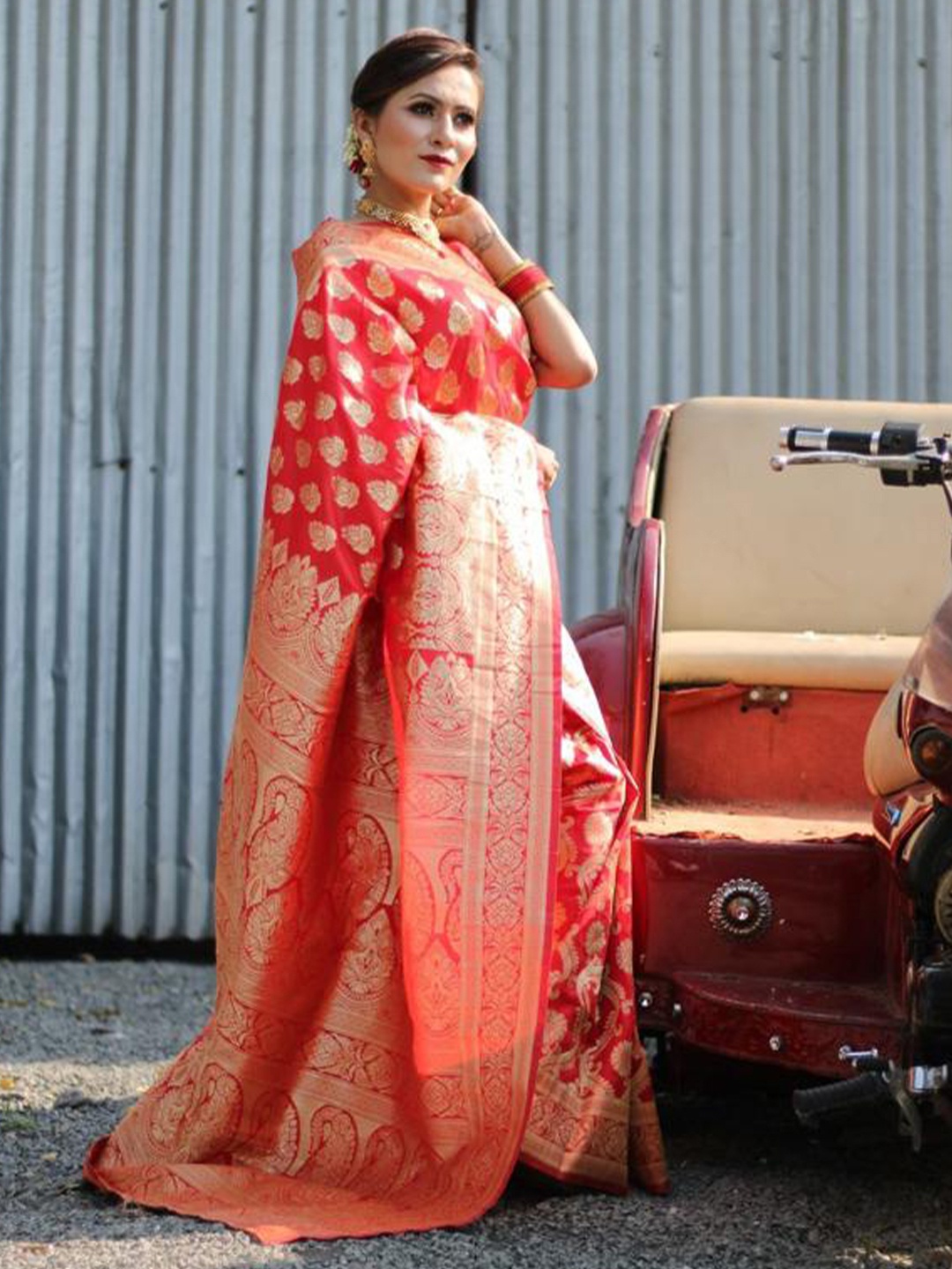 

Naishu Trendz Floral Woven Design Zari Pure Silk Kanjeevaram Saree, Red