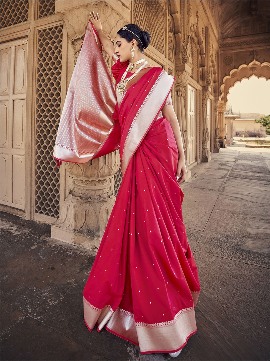 

Mitera Pink & Gold Ethnic Motif Zari Silk Blend Banarasi Saree