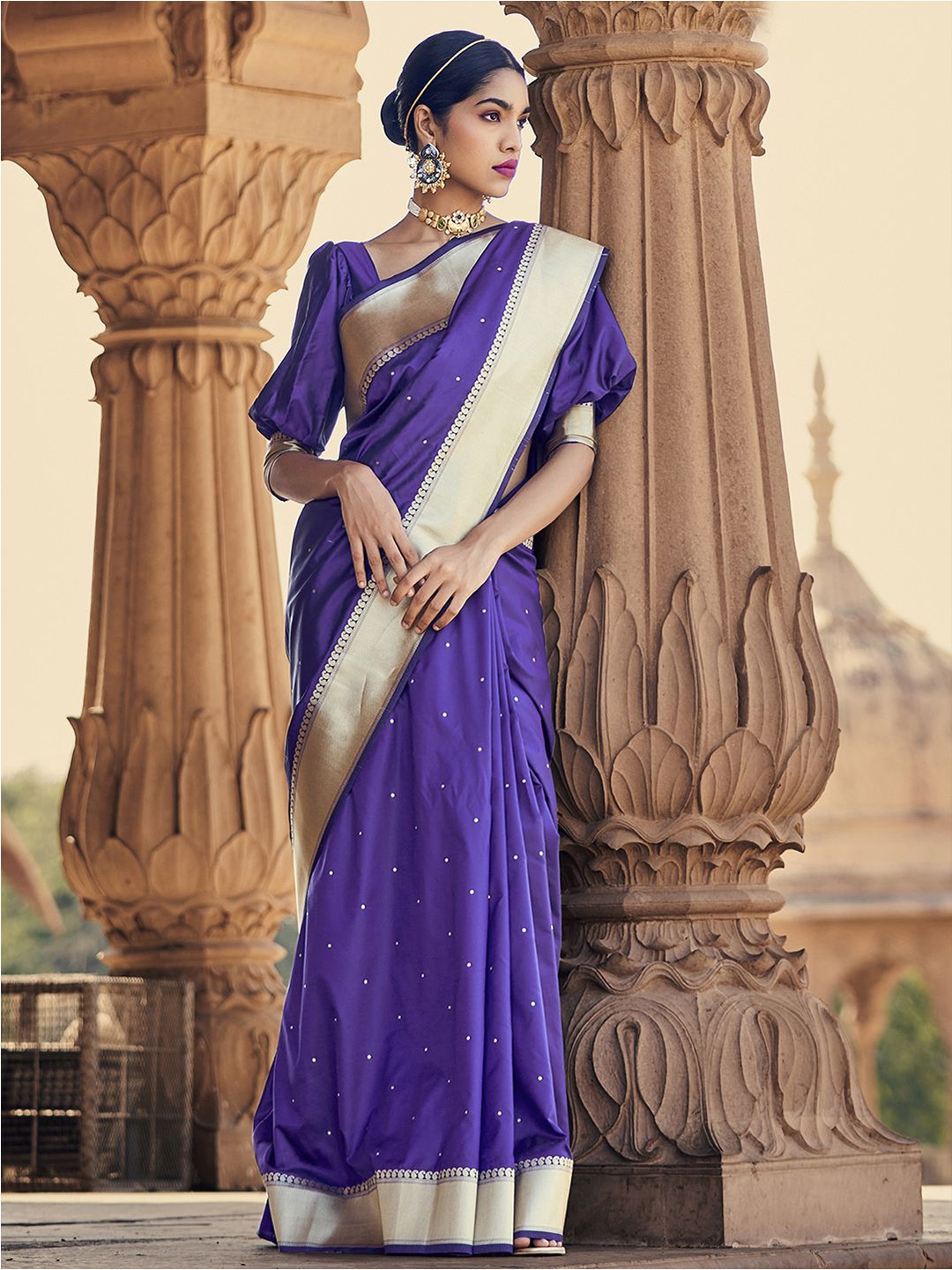 

Mitera Violet & Gold-Toned Floral Woven Design Zari Banarasi Saree
