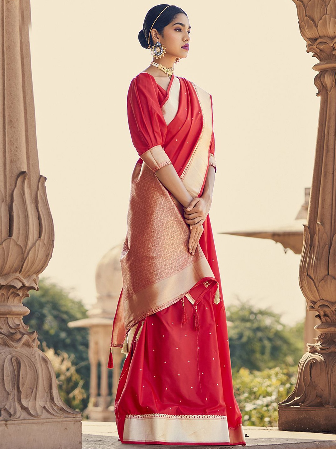 

Mitera Red & Gold-Toned Floral Woven Design Zari Banarasi Saree