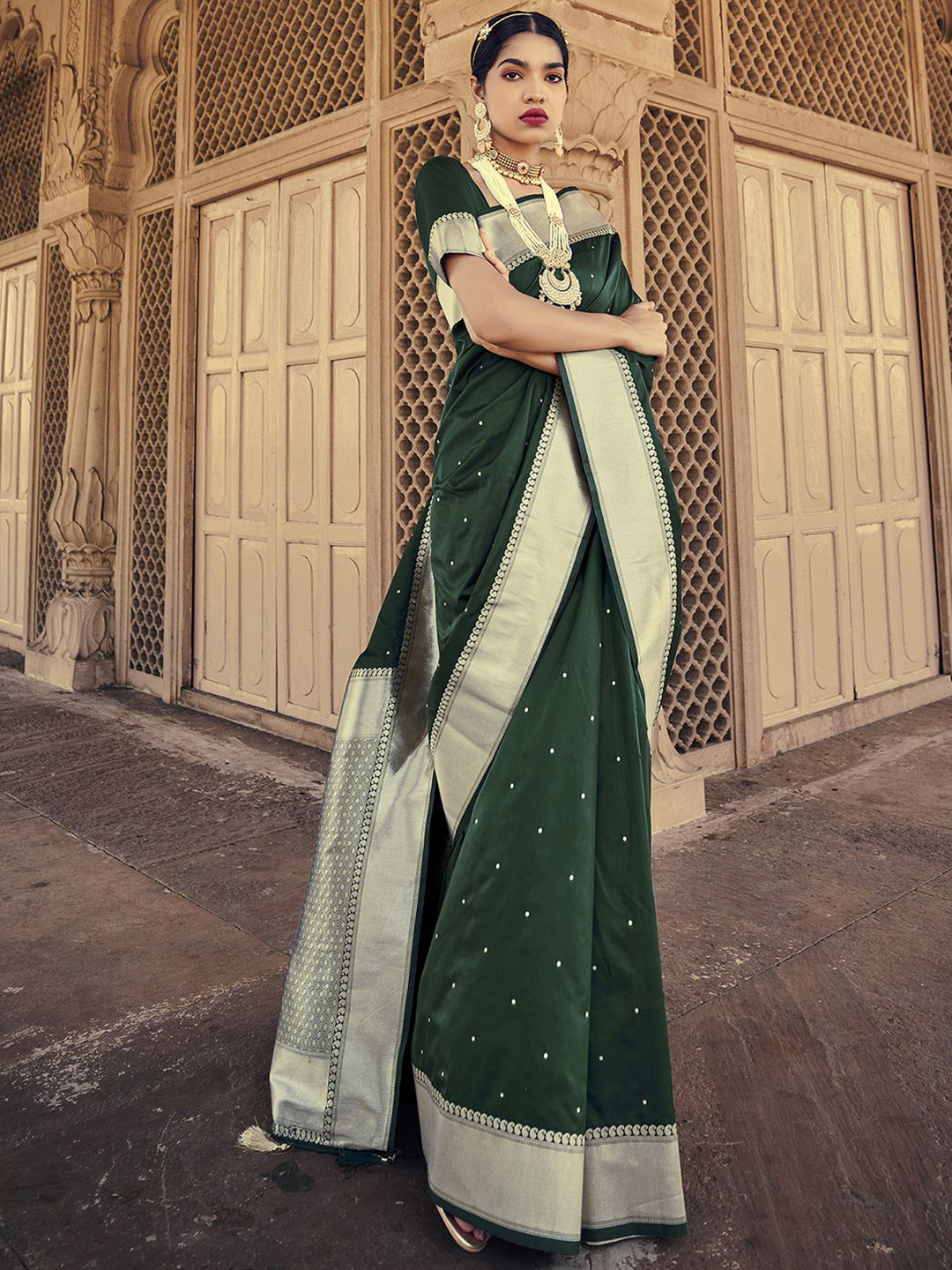 

Mitera Green & Gold Ethnic Motif Zari Silk Blend Banarasi Saree