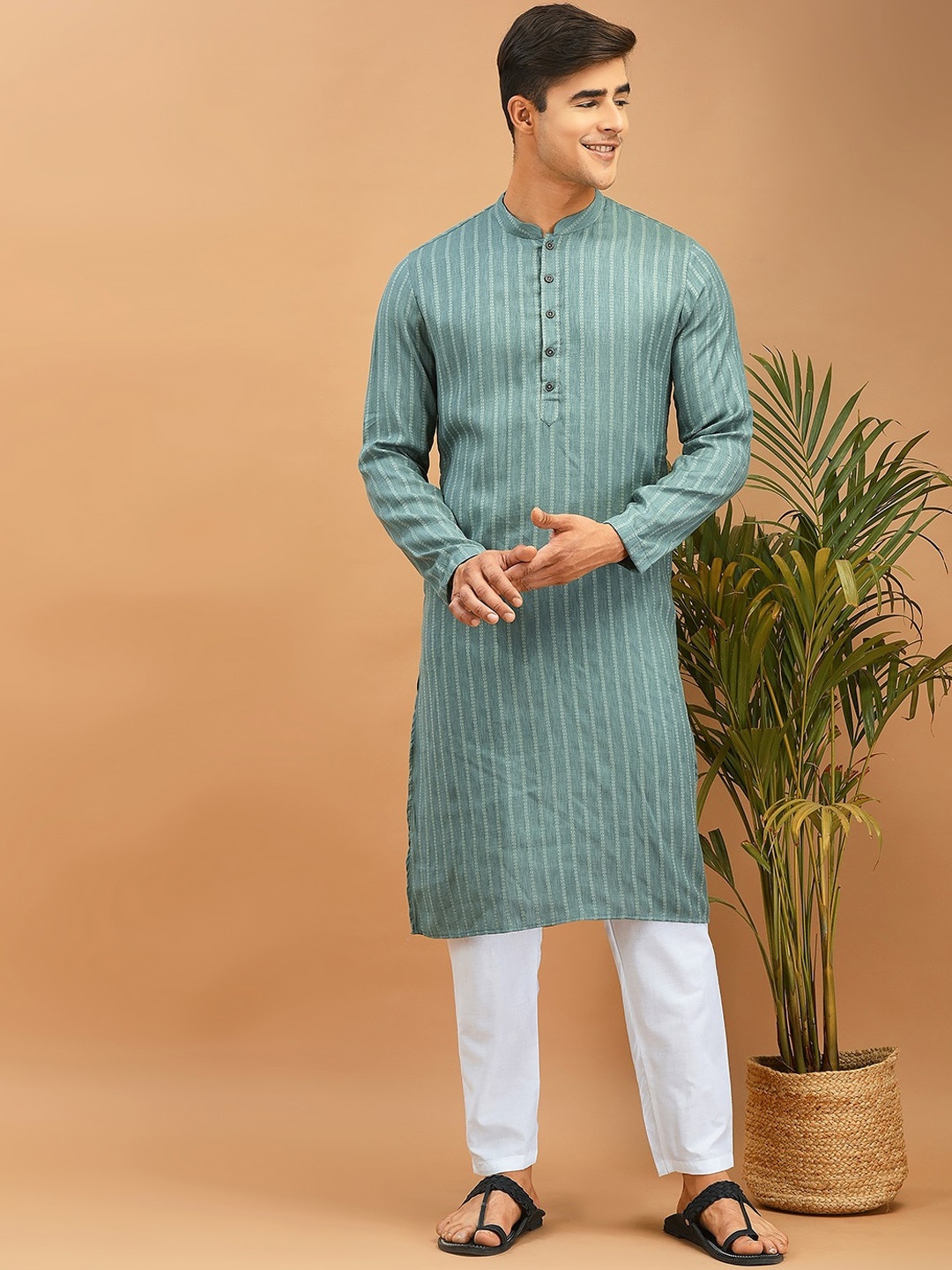 

DEYANN Striped Mandarin Collar Kurta with Trousers, Green