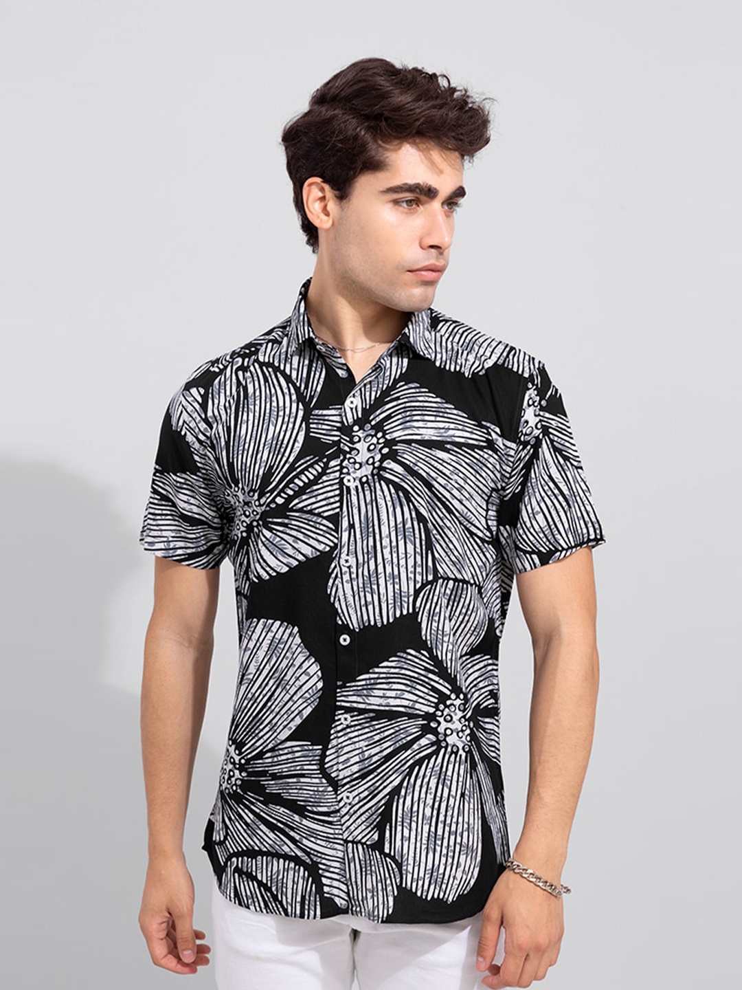 

Snitch Navy Blue & White Slim Fit Floral Printed Casual Shirt