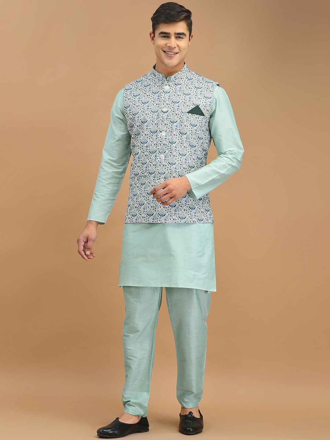 

DEYANN Band Collar Straight Kurta with Pyjamas & Nehru Jacket, Green