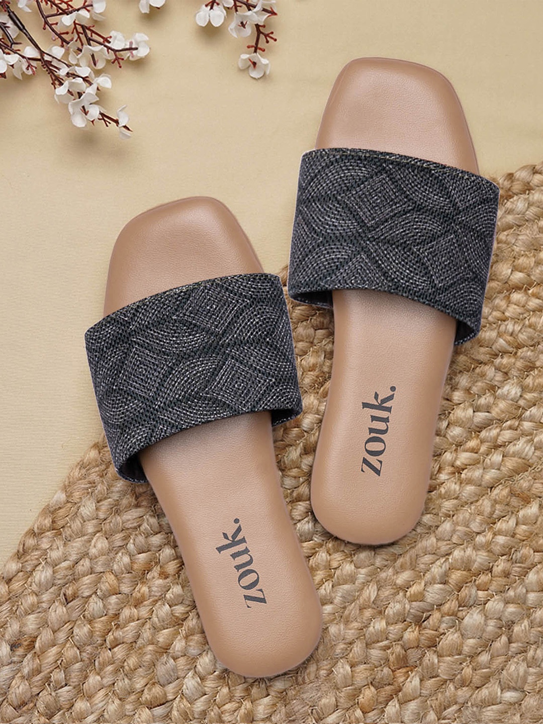 

ZOUK Women Shalimar Qila Printed One Toe Flats, Black