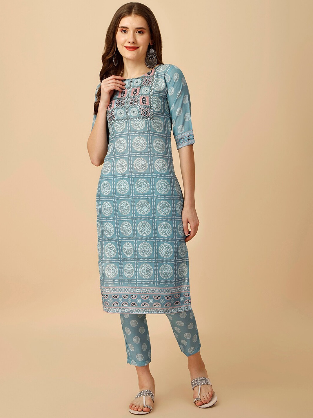 

GUFRINA Floral Printed Thread Mirror Work Kurti With Trousers, Blue