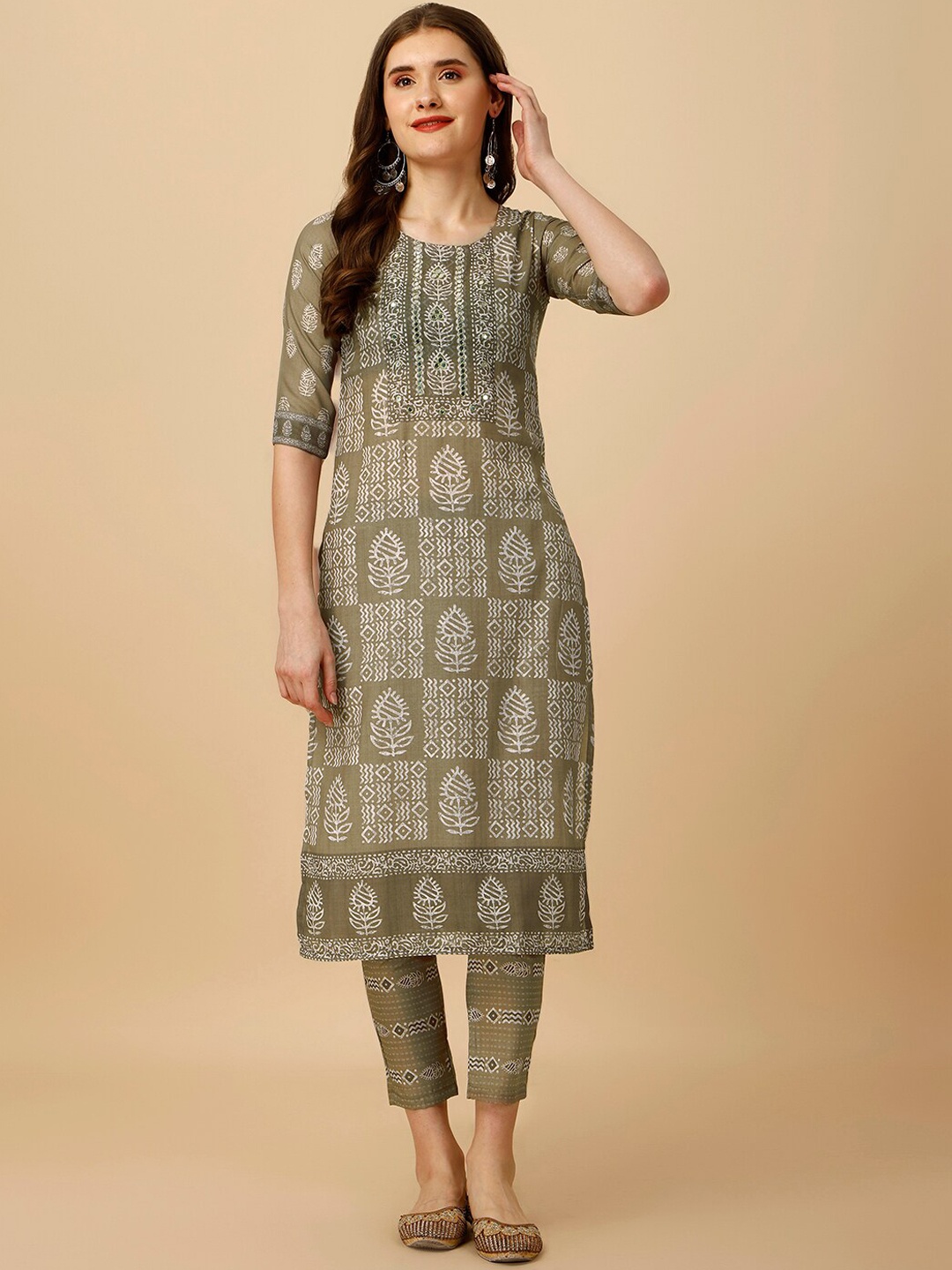 

GUFRINA Floral Printed Regular Thread Work Kurta with Trousers, Brown