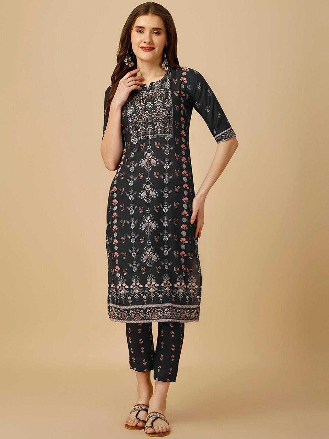 

GUFRINA Floral Printed Thread Work Kurti With Trousers, Black