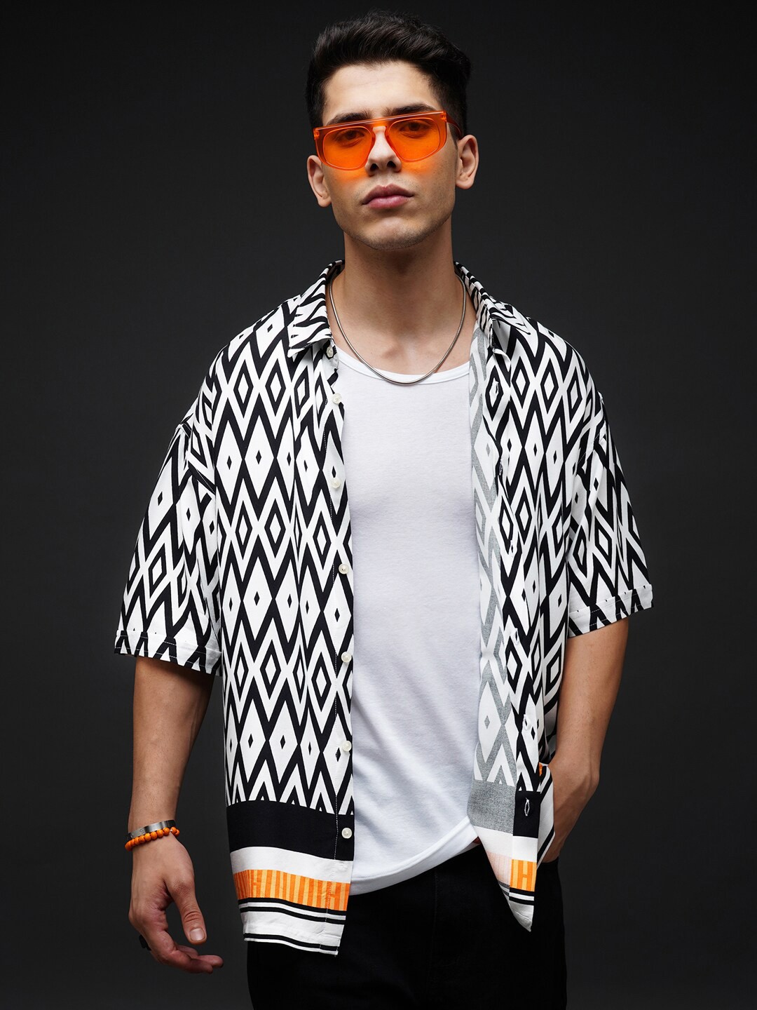 

Powerlook Black & White Geometric Printed Casual Shirt