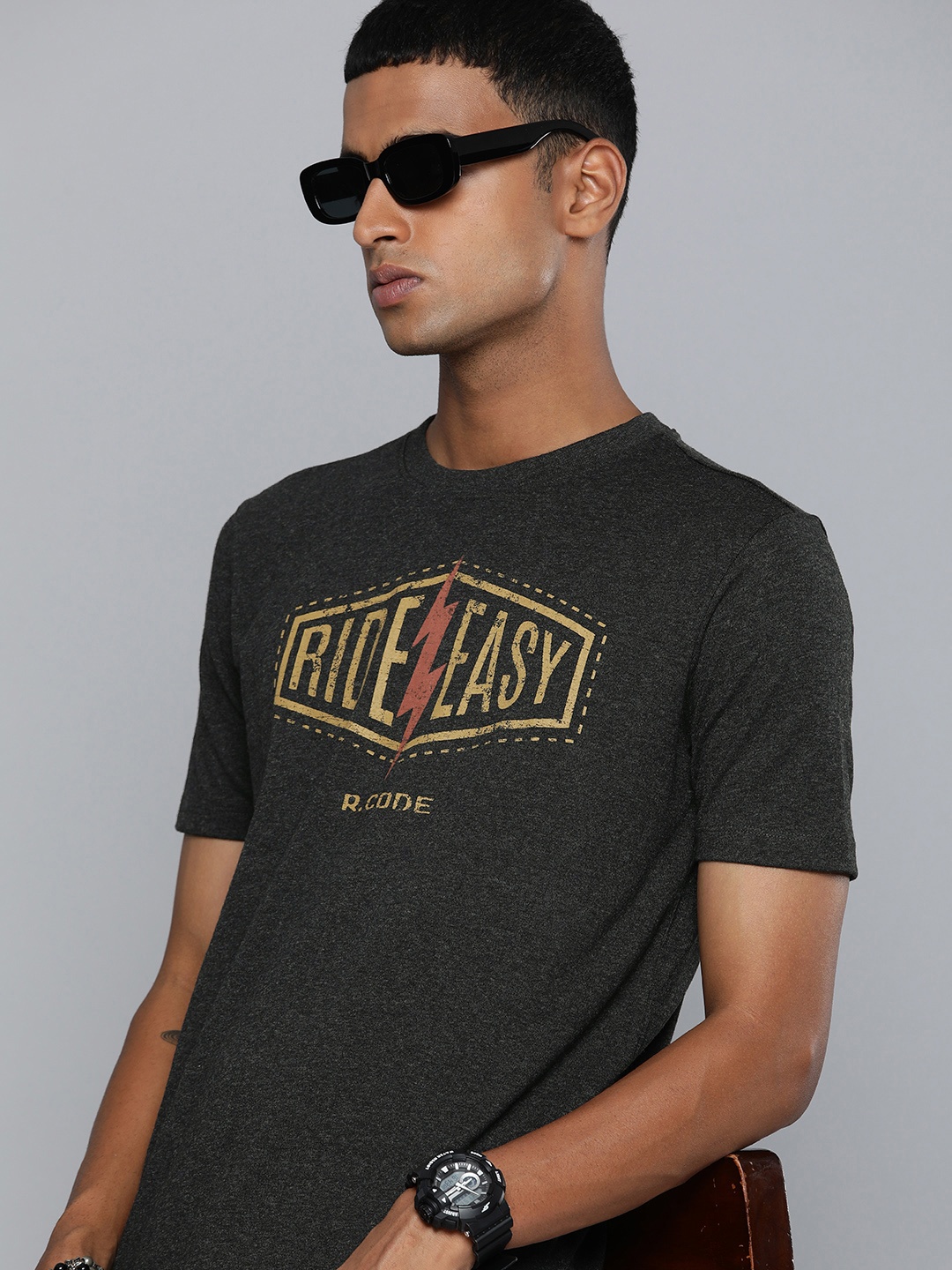 

R Code by The Roadster Life Co Men Charcoal & Yellow Typography Printed T-shirt
