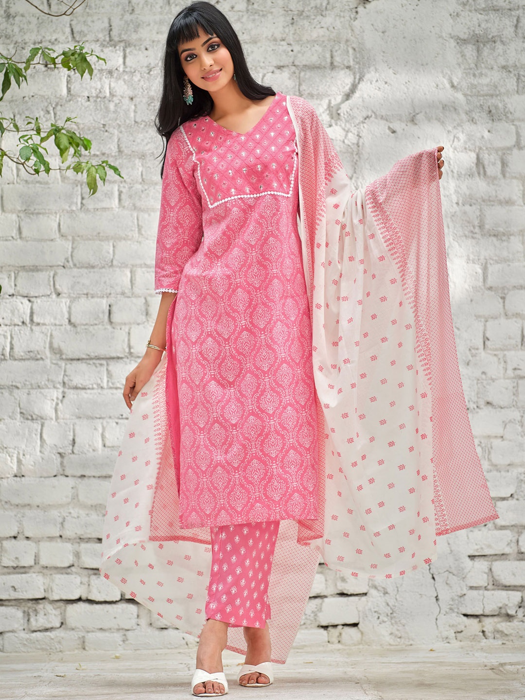 

Sangria Printed Kurta With Trouser & Dupatta, Pink
